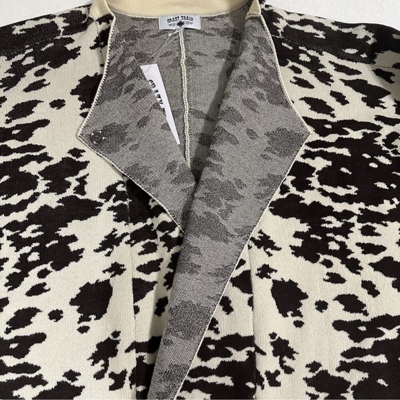 Crazy Train Black and Cream Patterned Cape - Picture 3 of 10